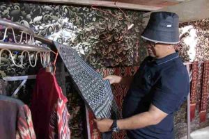 Berkunjung ke UMKM di Desa Bambu, Akmal Ajak Masyarakat Promosikan Tenun Sekomandi