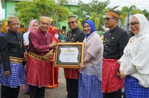 Ketua DPRD Sulbar Terima Penghargaan dari Kemenag RI