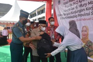 Wapres KH Ma’ruf Amin Bantu 70 Anak Putus Sekolah di Mamuju