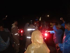 Sungguh Mulia Polisi Ini, Bantu Ibu Hamil yang Terjebak Longsor di Sumarorong