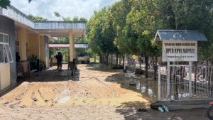 Tertimbun Lumpur yang Rugikan Puluhan Juta Rupiah, Pegawai KPHL Mapilli Bersihkan Kantornya