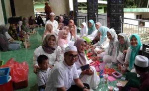 Alumni 94 Smansa Majene Buka Puasa Bersama Ratusan Anak Yatim di Simullu