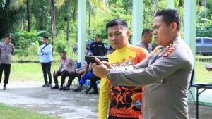 Puluhan Personil Polres Majene Asah Kemampuan Dalam Menembak