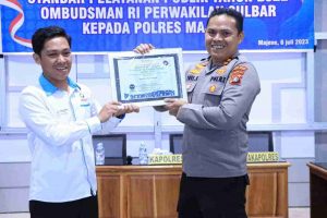 Ombudsman Beri Piagam Penghargaan Polres Majene Predikat Kepatuhan Standar Pelayanan Publik Tahun 2022