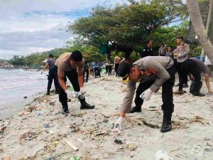 Polres Majene Peduli Lingkungan Gelar Bersih-Bersih Sampah Bersama Warga