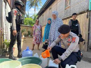 Polres Majene Berikan Bantuan Air Bersih Kepada Warga Krisis Air Di Kelurahan Baurung