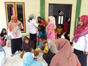 Bhabinkambtibmas Kelurahan Lembang Peduli Stunting Salurkan Bantuan Makanan