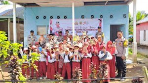 Polsek Malunda Peduli Budaya Literasi, Distribusikan Buku Bacaan Ke SDN 30 Babasondong