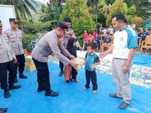 Cerdaskan Anak Bangsa, Polres Majene Bagikan Buku Bacaan Ke Perpustakaan Desa Simbang