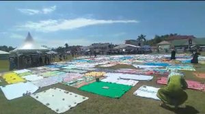 Sambut Kedatangan UAS, Warga Majene Datang Lebih Awal Menggelar Tikar di Tempat Acara