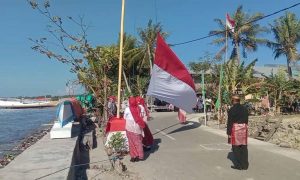Warga Lingkungan Deteng-Deteng Melaksanakan Upacara Hari Kemerdekaan Di Tepi Pantai