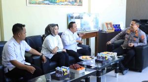 Kapolres Majene Sambut Kunjungan Bawaslu Di Ruang Kerjanya