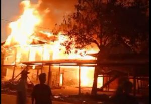 Kebakaran Di Permukiman Padat, 7 Rumah Ludes Terbakar Di Desa Lampoko