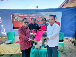 Bagikan informasi, Itol Syaiful Tonra Sosialisasi Ranperda Ekonomi Kreatif di Desa Maliaya