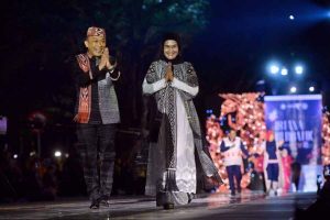 Pj Gubsulbar Fashion Show dengan Batik Sekomandi Kalumpang di Kemenparek