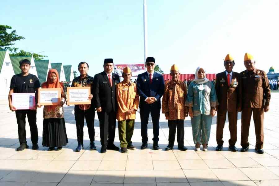 Upacara Hari Pahlawan di TMP Desa Patidi