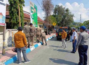 Bawaslu Majene Didampingi Satpol PP, TNI-Polri Dan Dishub Melakukan Penertiban APK/APS