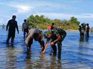 Cegah Abrasi Pantai, TNI-Polri Tanam Mangrove