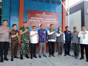 Bupati Majene Bersama Unsur Forkopimda Majene Pantau Gudang Penyortiran Surat Suara
