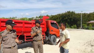 Satpol-PP Majene Berikan Teguran Kepada Supir Truk Pengangkut Timbunan Yang Tidak Memakai Terpal