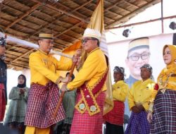 Idris DP dan Lilis Suriani Dikukuhkan jadi Tomakaka Adaq Tuho Ulumanda
