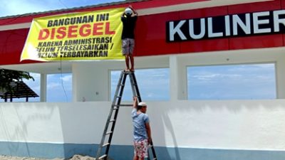 Bangunan Food Court di Pantai Labuang Disegel Pekerja