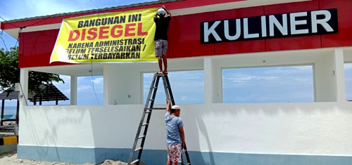 Bangunan Food Court di Pantai Labuang Disegel Pekerja