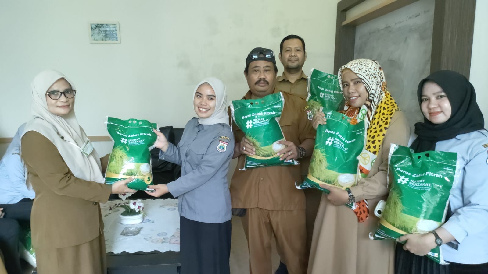 25 Honorer dan Cleaning Servis Disdukcapil Sulbar Terima Bantuan Beras Baznas