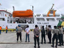 Personel Ops Ketupat Polres Majene Amankan Bongkar Muat Penumpang KM. Sabuk Nusantara 111