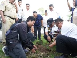 Pj Gubernur Sulbar Bahtiar Tanam Sukun di Lanal Mamuju