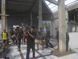 Cuaca Kurang Baik, Satgas TMMD Ke-120 Kodim 1401 Majene Tetap Optimalkan Rehabilitasi Masjid