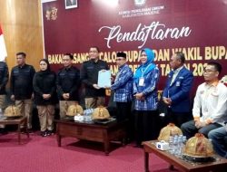Dikawal Pendukung dan Simpatisan, Pasangan AST-ARB Resmi Mendaftar ke KPU