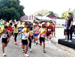Satlantas Polres Majene Gelar Lomba Unik, Peserta Lari Sambil Pikul Beras 5 Kg
