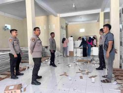 Personel Polres Majene Lakukan Pengamanan Perakitan Kotak Suara Di Gudang Logistik KPU Majene