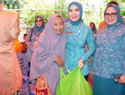Anjangsana PKK Sulbar Serahkan Bantuan di Dua Desa