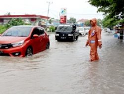 Jalan Protokol di Kelurahan Lembang Kembali Banjir