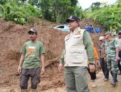 Pj. Bahtiar Berkunjung, Korban Bencana Longsor Bahagia Bantuan Berdatangan