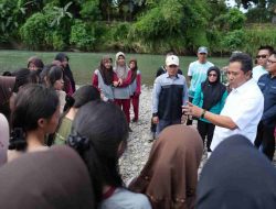 Melibatkan Pelajar, Pj Bahtiar dan Bupati Mamuju Tebar Benih Ikan Nila di Sungai Kalukku