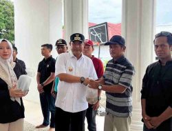 PJ Bahtiar Bagikan Benih Ikan Nila ke Sejumlah Kades, Komitmen Sukseskan Program Makan Bergizi Gratis