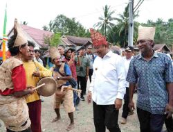 Tarian Me’aju Sambut Kedatangan Pj Bahtiar di Kawasan Terpencil  Batas Provinsi