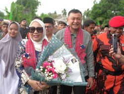 Tumpah Ruah, Warga Terima Kedatangan SDK & Sutinah di Perbatasan
