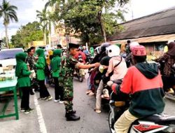 Koramil 1401-01 Banggae dan Persit KCK Berbagi Takjil Buka Puasa