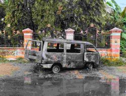 Karena Ini, Sebuah Mobil di Polewali Ludes Terbakar