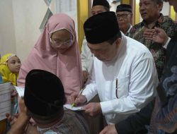 Momen Seru Anak-anak Berburu Tanda Tangan Wakil Gubernur Sulbar Usai Shalat Tarawih