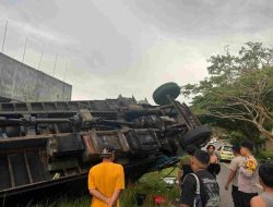 Kecelakaan di Bukit Tinggi Malunda, Truk Fuso Terbalik