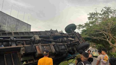 Kecelakaan di Bukit Tinggi Malunda, Truk Fuso Terbalik