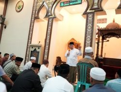 Wagub Sulbar Salat Tarawih Berjamaah di Masjid Ar-Rahman Karema Mamuju