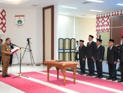 Lima Anggota KIP Sulbar Dilantik, SDK Tekankan Pentingnya Kehati-hatian Mengelola Informasi
