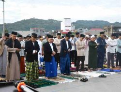 Salat Id di Anjungan Manakarra, Gubernur SDK Serukan Persatuan Umat Islam untuk Bangun Daerah