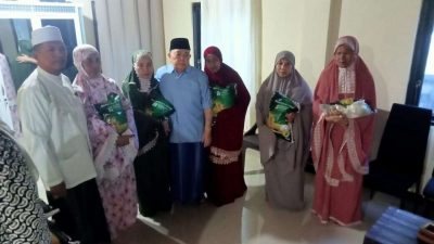 Wagub Sulbar Salim S Mengga Beri Bantuan Beras kepada Jamaah Mesjid Nurul Ikhsan Lemo Susu